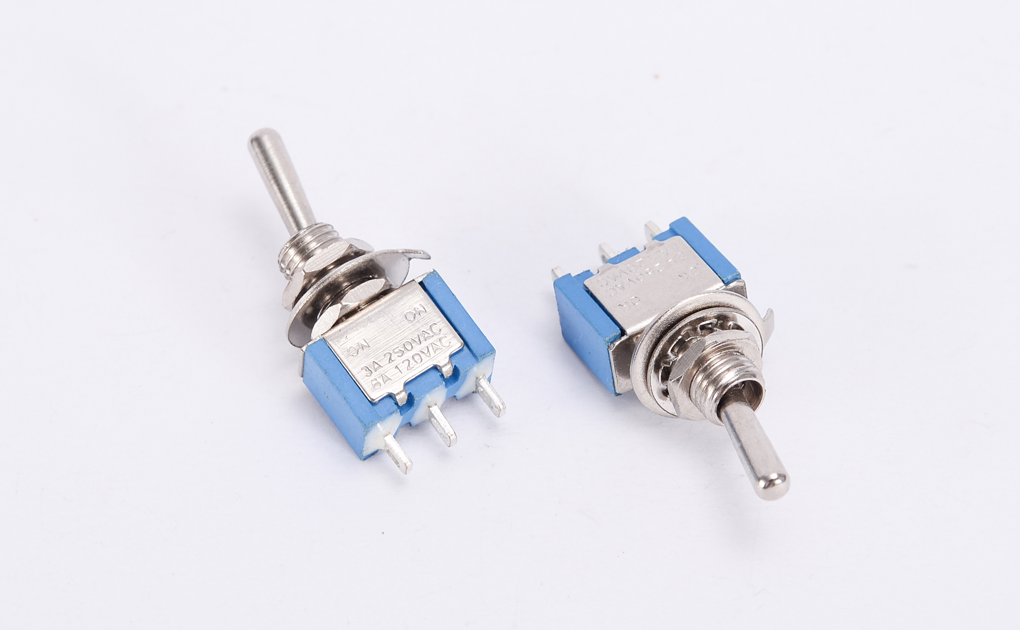 如何判断钮子开关的电流和电压等级？